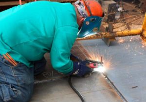 Как правильно выполнять сварку и строжку угольным электродом
